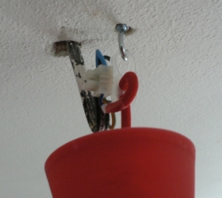Držák kabelu u stropu
