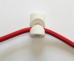 Plastový úchyt kabelu průměr 19,5mm x 27mm bílý